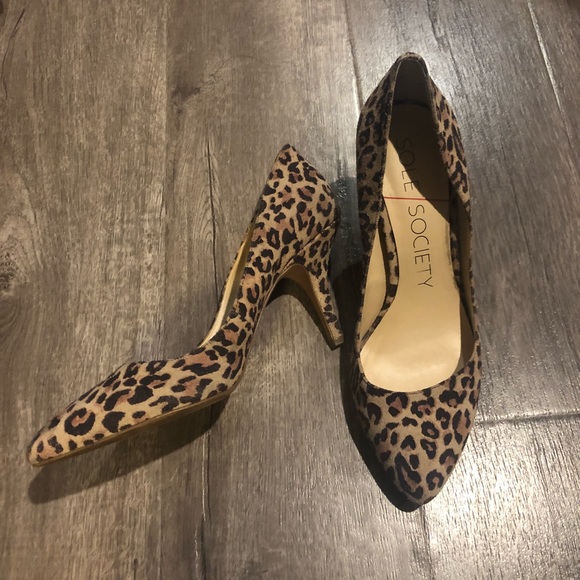 SOLD Leopard pumps - Picture 2 of 3